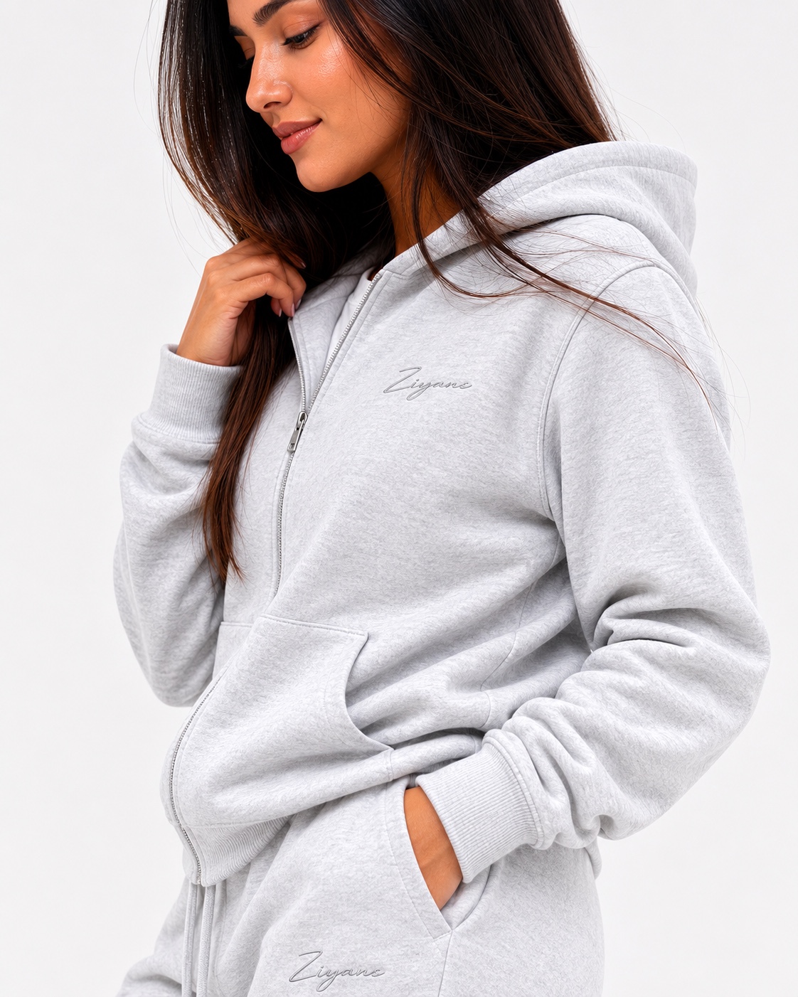 Grauer ZIYANS Signature Hoodie am Model